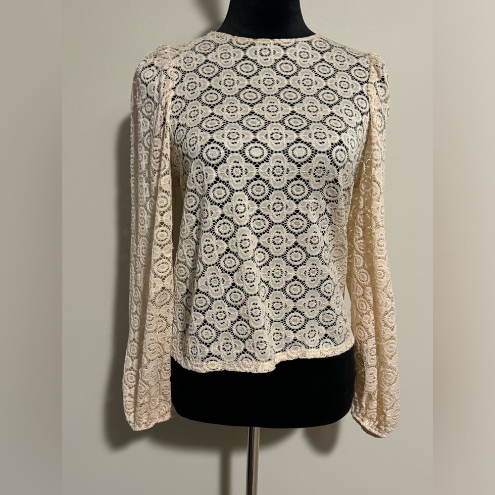 EUC B Flawless Cream Lace Floral Keyhole Back Long Sleeve Blouse size medium